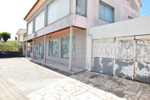 Lote de Terreno Urbano de 490m2, com um prédio de 2 pisos, localizado em Redondos, Fernão Ferro.