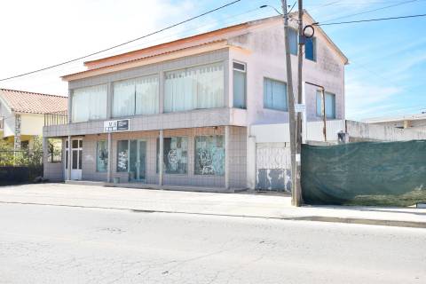Lote de Terreno Urbano de 490m2, com um prédio de 2 pisos, localizado em Redondos, Fernão Ferro.
