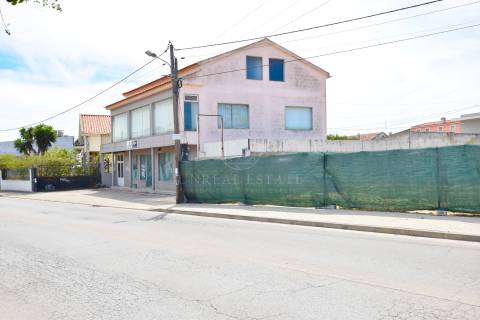 Lote de Terreno Urbano de 490m2, com um prédio de 2 pisos, localizado em Redondos, Fernão Ferro.