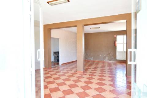 Lote de Terreno Urbano de 490m2, com um prédio de 2 pisos, localizado em Redondos, Fernão Ferro.