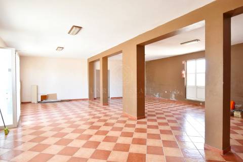 Lote de Terreno Urbano de 490m2, com um prédio de 2 pisos, localizado em Redondos, Fernão Ferro.