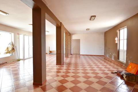 Lote de Terreno Urbano de 490m2, com um prédio de 2 pisos, localizado em Redondos, Fernão Ferro.