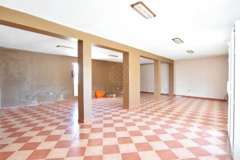 Lote de Terreno Urbano de 490m2, com um prédio de 2 pisos, localizado em Redondos, Fernão Ferro.