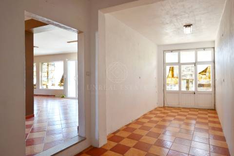 Lote de Terreno Urbano de 490m2, com um prédio de 2 pisos, localizado em Redondos, Fernão Ferro.