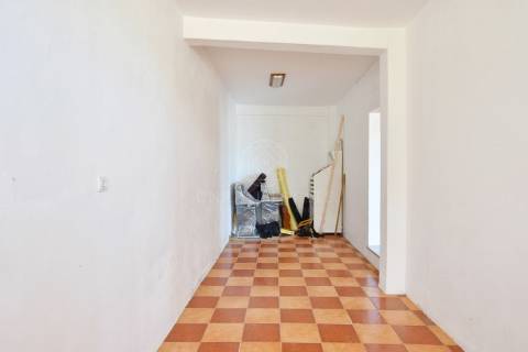 Lote de Terreno Urbano de 490m2, com um prédio de 2 pisos, localizado em Redondos, Fernão Ferro.