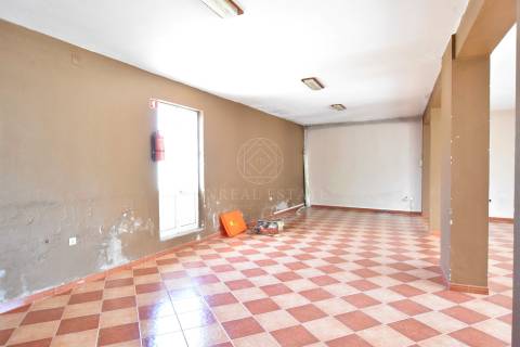 Lote de Terreno Urbano de 490m2, com um prédio de 2 pisos, localizado em Redondos, Fernão Ferro.