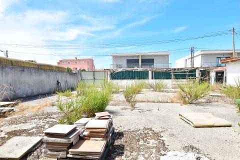Lote de Terreno Urbano de 490m2, com um prédio de 2 pisos, localizado em Redondos, Fernão Ferro.
