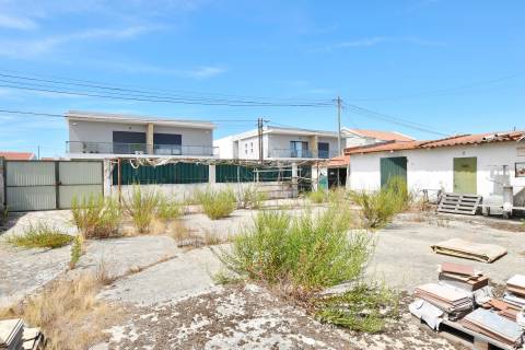 Lote de Terreno Urbano de 490m2, com um prédio de 2 pisos, localizado em Redondos, Fernão Ferro.