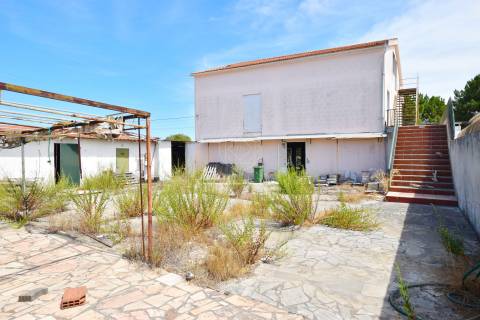 Lote de Terreno Urbano de 490m2, com um prédio de 2 pisos, localizado em Redondos, Fernão Ferro.