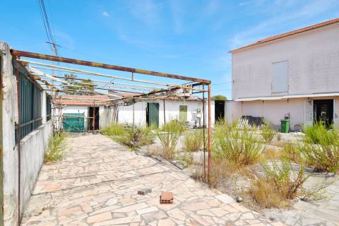 Lote de Terreno Urbano de 490m2, com um prédio de 2 pisos, localizado em Redondos, Fernão Ferro.