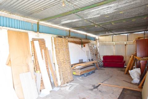 Lote de Terreno Urbano de 490m2, com um prédio de 2 pisos, localizado em Redondos, Fernão Ferro.