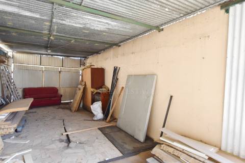 Lote de Terreno Urbano de 490m2, com um prédio de 2 pisos, localizado em Redondos, Fernão Ferro.