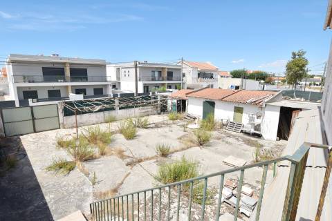 Lote de Terreno Urbano de 490m2, com um prédio de 2 pisos, localizado em Redondos, Fernão Ferro.
