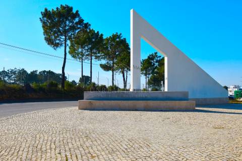 Lote de Terreno para construção de moradia em banda, localizado na Urb. da Ribeira do Marchante