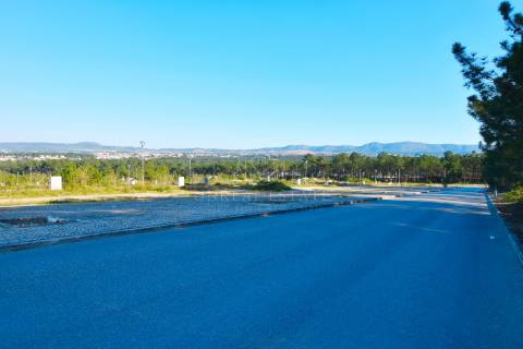Lote de Terreno para construção de moradia em banda, localizado na Urb. da Ribeira do Marchante