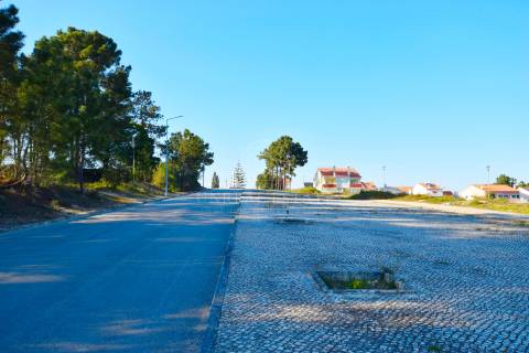 Lote de Terreno para construção de moradia em banda, localizado na Urb. da Ribeira do Marchante