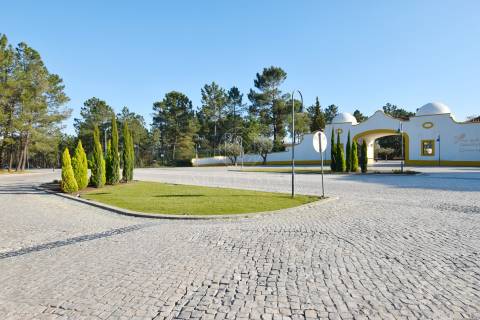Lote de Terreno para construção de moradia em banda, localizado na Urb. da Ribeira do Marchante