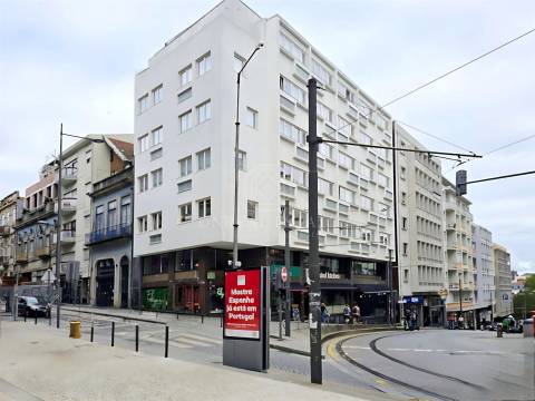 Apartamento T0 , novo, inserido em um edifício totalmente remodelado no Centro Histórico do Porto.