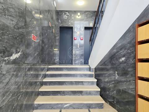 Apartamento T0 , novo, inserido em um edifício totalmente remodelado no Centro Histórico do Porto.