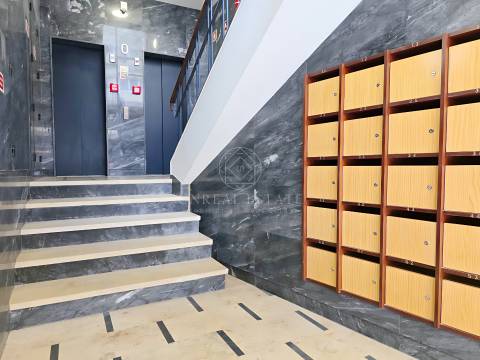 Apartamento T0 , novo, inserido em um edifício totalmente remodelado no Centro Histórico do Porto.