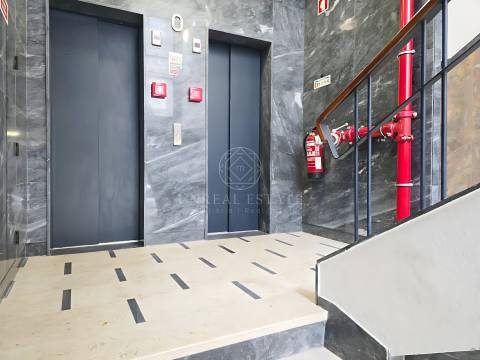 Apartamento T0 , novo, inserido em um edifício totalmente remodelado no Centro Histórico do Porto.