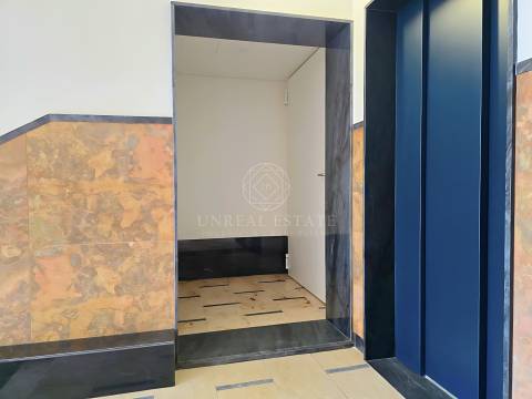 Apartamento T0 , novo, inserido em um edifício totalmente remodelado no Centro Histórico do Porto.