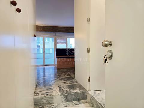 Apartamento T0 , novo, inserido em um edifício totalmente remodelado no Centro Histórico do Porto.