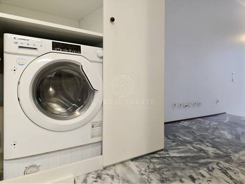 Apartamento T0 , novo, inserido em um edifício totalmente remodelado no Centro Histórico do Porto.