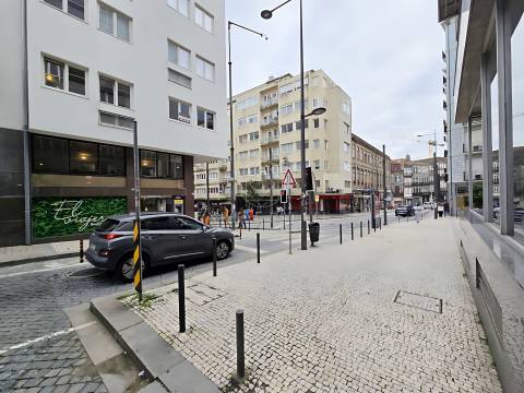 Apartamento T0+1 , novo, inserido em um edifício totalmente remodelado no Centro Histórico do Porto.