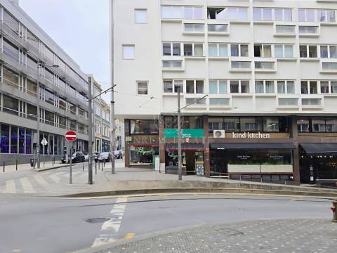 Apartamento T0+1 , novo, inserido em um edifício totalmente remodelado no Centro Histórico do Porto.