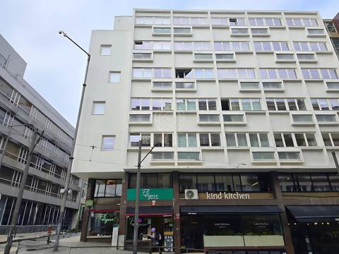 Apartamento T0+1 , novo, inserido em um edifício totalmente remodelado no Centro Histórico do Porto.