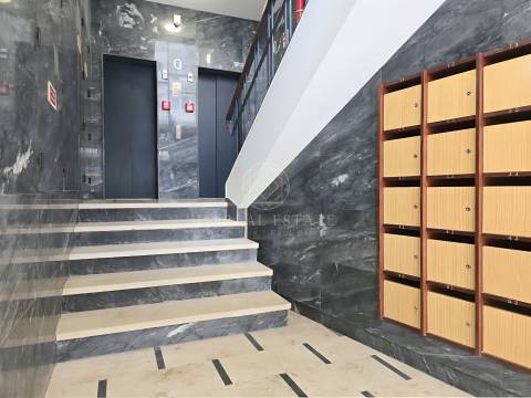 Apartamento T0+1 , novo, inserido em um edifício totalmente remodelado no Centro Histórico do Porto.