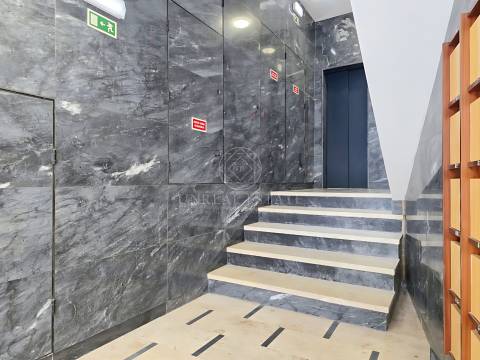 Apartamento T0+1 , novo, inserido em um edifício totalmente remodelado no Centro Histórico do Porto.