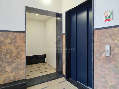 Apartamento T0+1 , novo, inserido em um edifício totalmente remodelado no Centro Histórico do Porto.