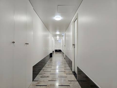 Apartamento T0+1 , novo, inserido em um edifício totalmente remodelado no Centro Histórico do Porto.