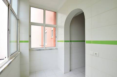 Apartamento T2 no Centro do Barreiro – Excelente Localização e Luminosidade