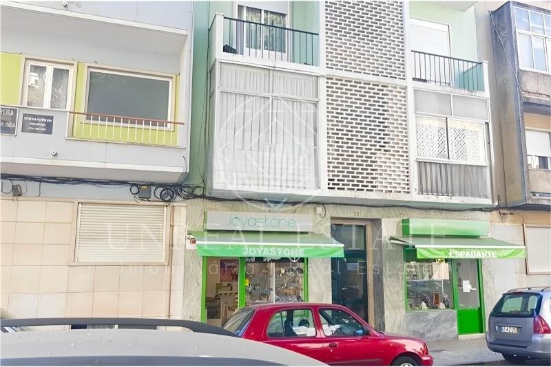 Apartamento T1, para arrendamento, localizado no 1º piso, com uma área privativa de 45 m2,  em Algés