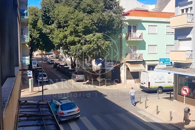 Apartamento T1, para arrendamento, localizado no 1º piso, com uma área privativa de 45 m2,  em Algés