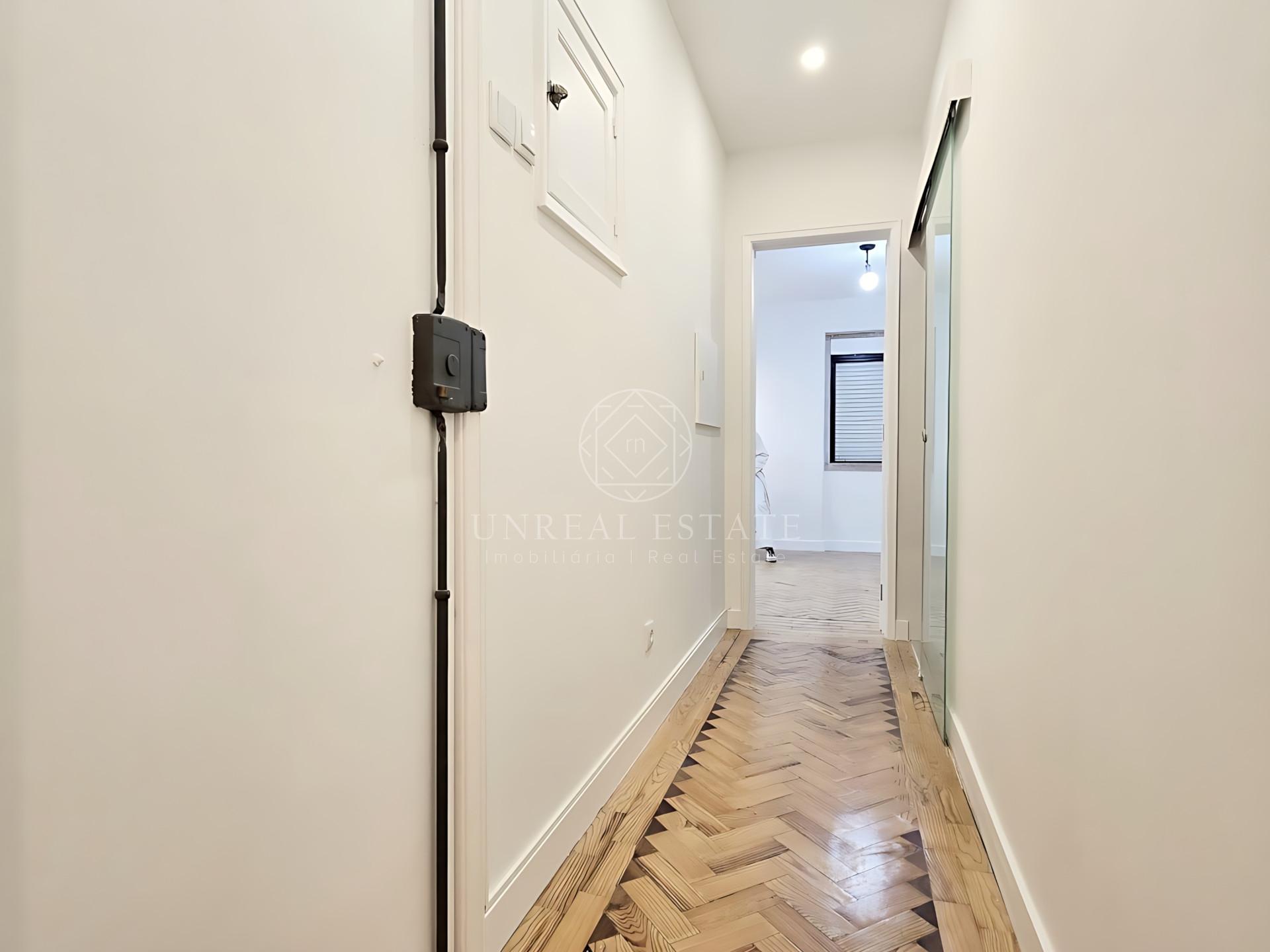 Apartamento T1, para arrendamento, localizado no 1º piso, com uma área privativa de 45 m2,  em Algés