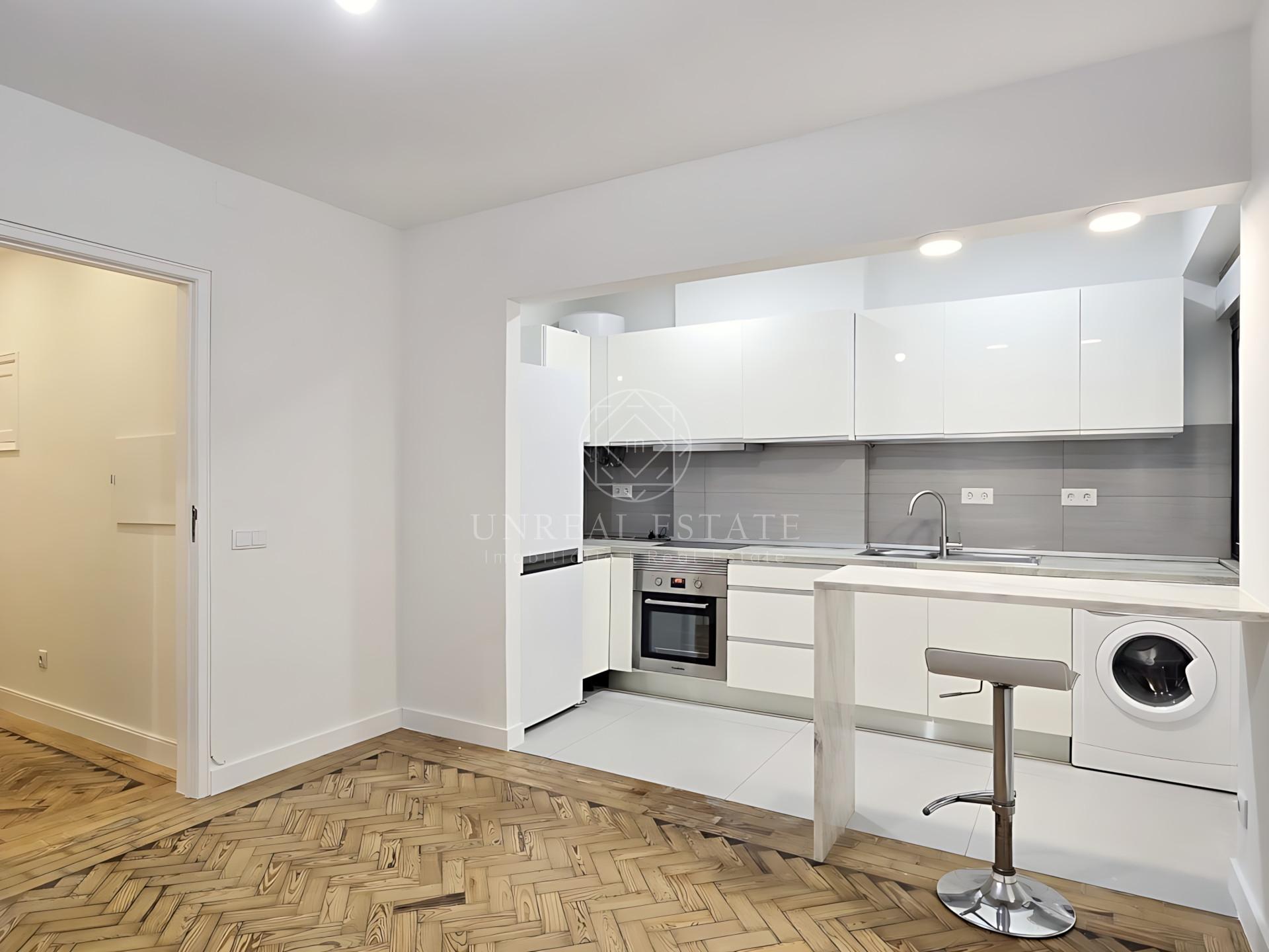Apartamento T1, para arrendamento, localizado no 1º piso, com uma área privativa de 45 m2,  em Algés