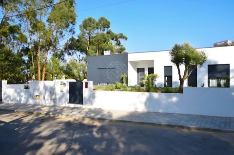 Moradia Térrea V3 com 2 Suítes e Garagem, em Lote de 1.033 m² – Vila Alegre, Fernão Ferro