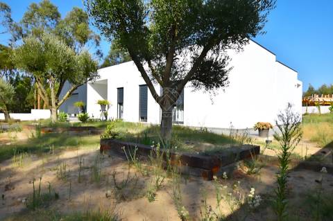 Moradia Térrea V3 com 2 Suítes e Garagem, em Lote de 1.033 m² – Vila Alegre, Fernão Ferro