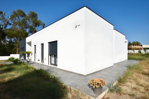 Moradia Térrea V3 com 2 Suítes e Garagem, em Lote de 1.033 m² – Vila Alegre, Fernão Ferro