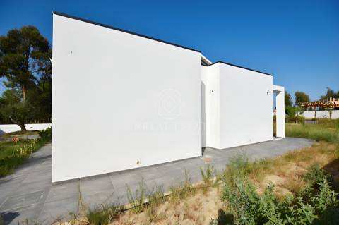 Moradia Térrea V3 com 2 Suítes e Garagem, em Lote de 1.033 m² – Vila Alegre, Fernão Ferro