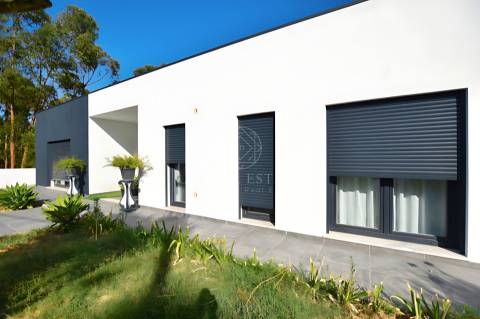 Moradia Térrea V3 com 2 Suítes e Garagem, em Lote de 1.033 m² – Vila Alegre, Fernão Ferro