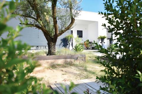 Moradia Térrea V3 com 2 Suítes e Garagem, em Lote de 1.033 m² – Vila Alegre, Fernão Ferro