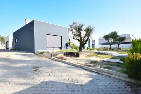 Moradia Térrea V3 com 2 Suítes e Garagem, em Lote de 1.033 m² – Vila Alegre, Fernão Ferro