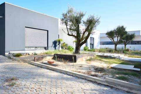 Moradia Térrea V3 com 2 Suítes e Garagem, em Lote de 1.033 m² – Vila Alegre, Fernão Ferro