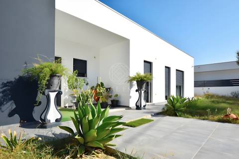 Moradia Térrea V3 com 2 Suítes e Garagem, em Lote de 1.033 m² – Vila Alegre, Fernão Ferro