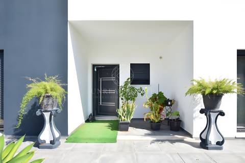 Moradia Térrea V3 com 2 Suítes e Garagem, em Lote de 1.033 m² – Vila Alegre, Fernão Ferro